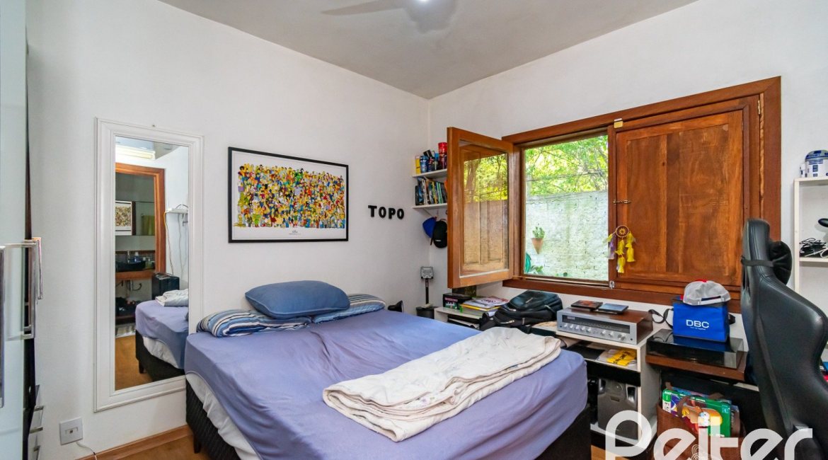 Casa à venda com 210m², 3 dormitórios, 3 suítes, 3 vagas, no bairro Ponta Grossa em Porto Alegre