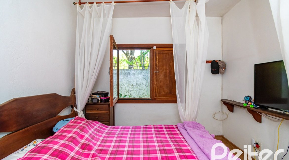 Casa à venda com 210m², 3 dormitórios, 3 suítes, 3 vagas, no bairro Ponta Grossa em Porto Alegre