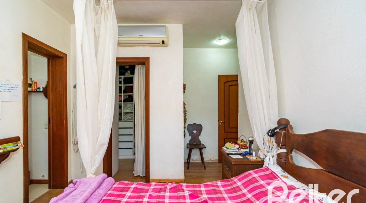 Casa à venda com 210m², 3 dormitórios, 3 suítes, 3 vagas, no bairro Ponta Grossa em Porto Alegre