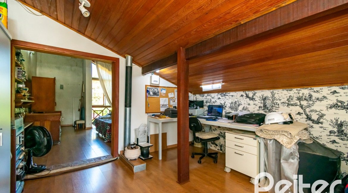 Casa à venda com 210m², 3 dormitórios, 3 suítes, 3 vagas, no bairro Ponta Grossa em Porto Alegre