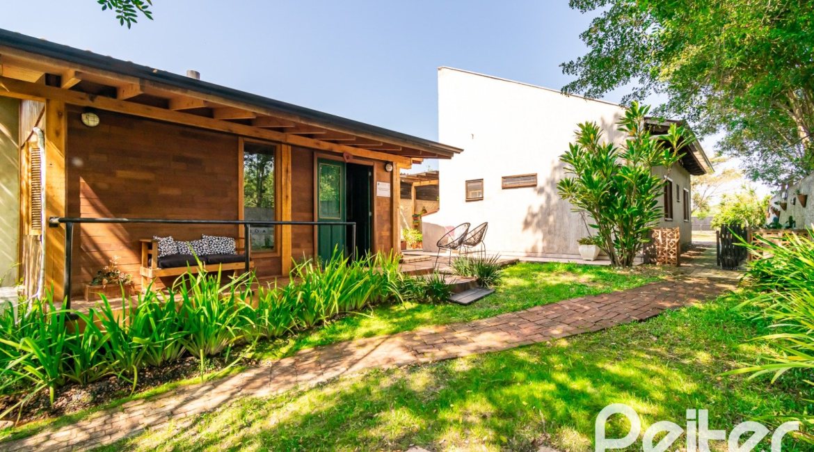 Casa à venda com 210m², 3 dormitórios, 3 suítes, 3 vagas, no bairro Ponta Grossa em Porto Alegre