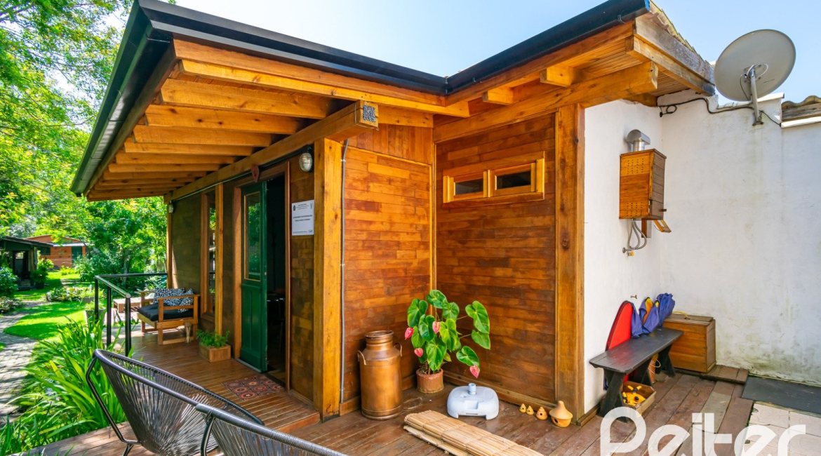 Casa à venda com 210m², 3 dormitórios, 3 suítes, 3 vagas, no bairro Ponta Grossa em Porto Alegre