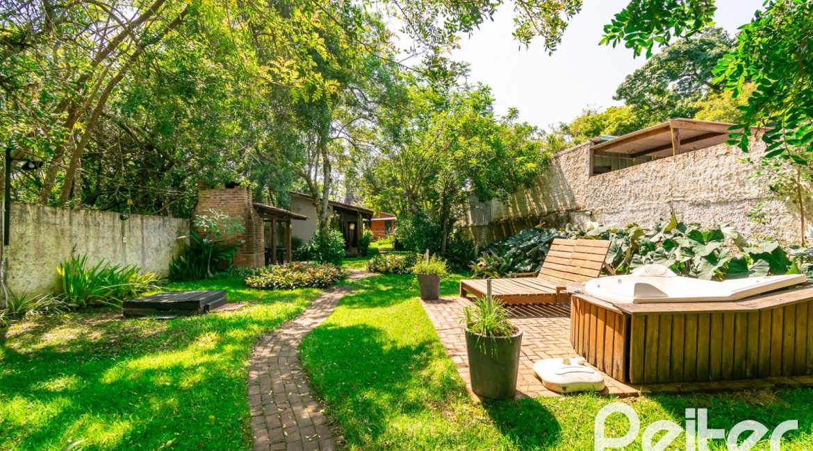 Casa à venda com 210m², 3 dormitórios, 3 suítes, 3 vagas, no bairro Ponta Grossa em Porto Alegre