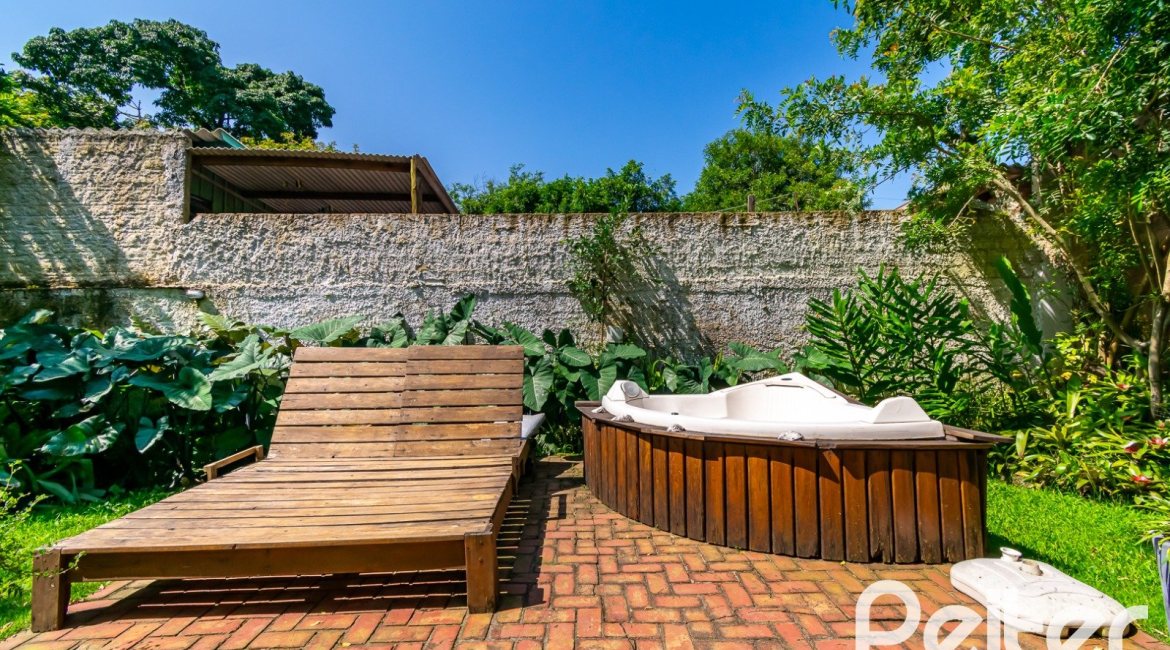 Casa à venda com 210m², 3 dormitórios, 3 suítes, 3 vagas, no bairro Ponta Grossa em Porto Alegre