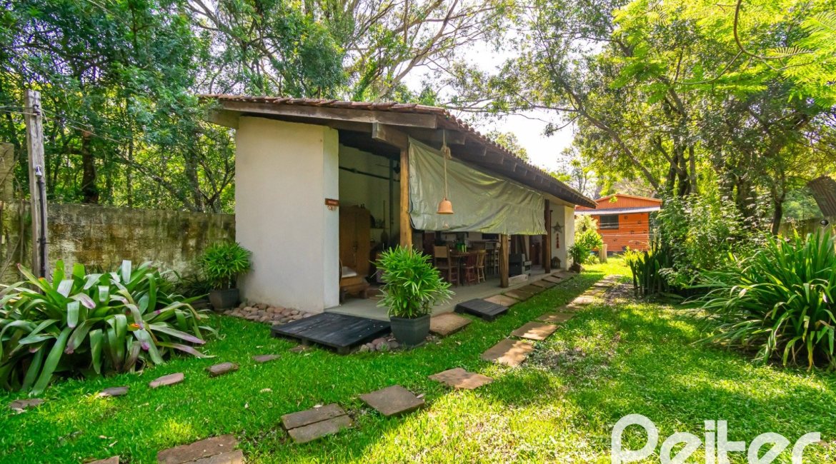 Casa à venda com 210m², 3 dormitórios, 3 suítes, 3 vagas, no bairro Ponta Grossa em Porto Alegre