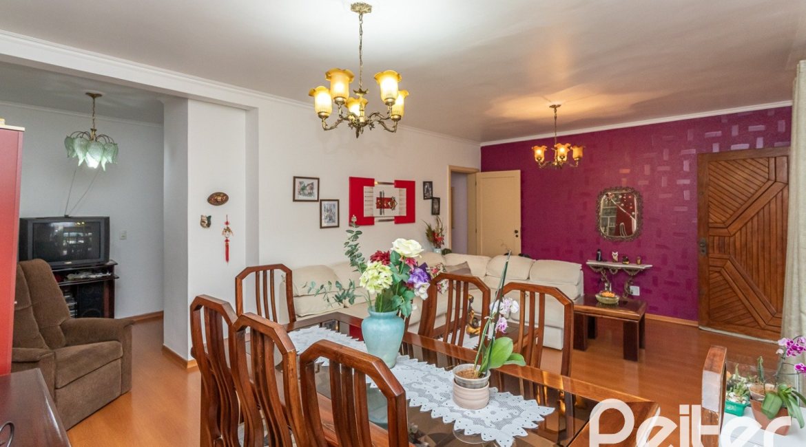 Casa à venda com 238m², 4 dormitórios, 1 suíte, 2 vagas, no bairro Ipanema em Porto Alegre