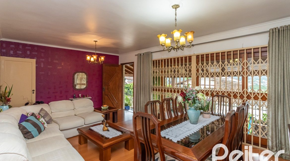 Casa à venda com 238m², 4 dormitórios, 1 suíte, 2 vagas, no bairro Ipanema em Porto Alegre