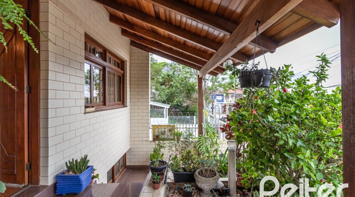 Casa à venda com 238m², 4 dormitórios, 1 suíte, 2 vagas, no bairro Ipanema em Porto Alegre
