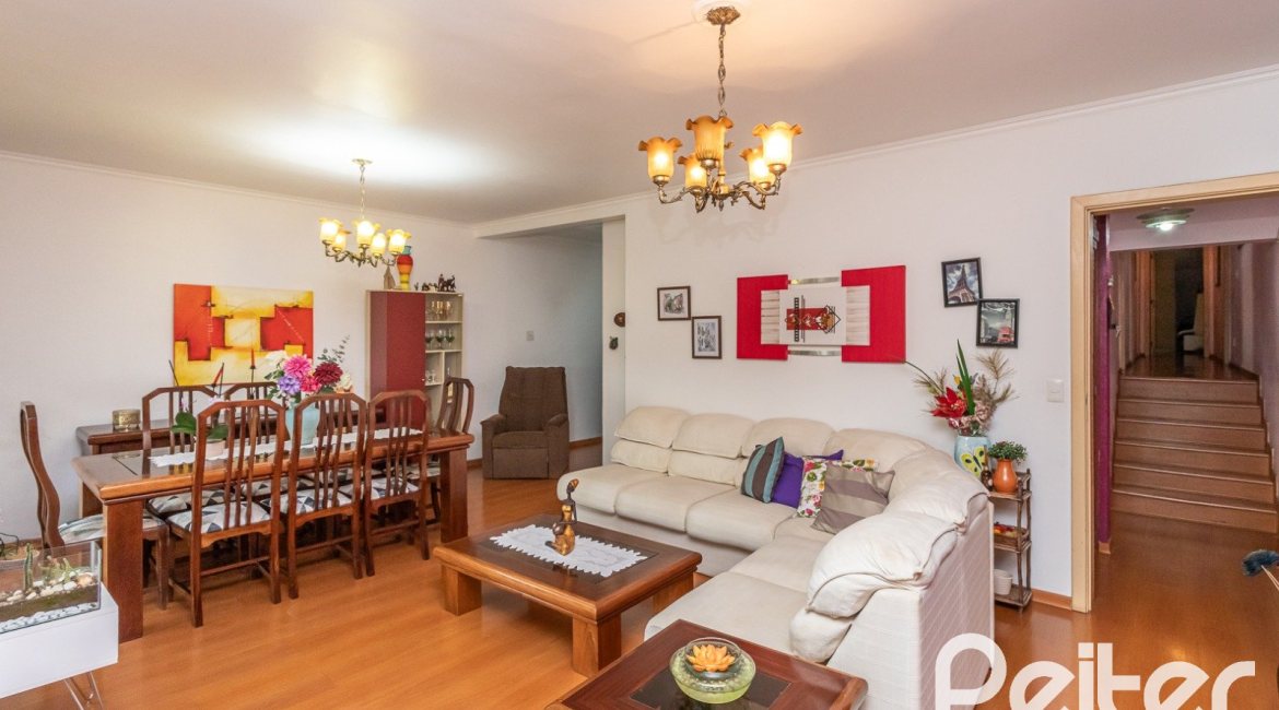 Casa à venda com 238m², 4 dormitórios, 1 suíte, 2 vagas, no bairro Ipanema em Porto Alegre