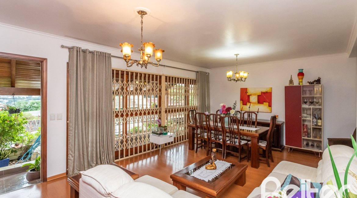 Casa à venda com 238m², 4 dormitórios, 1 suíte, 2 vagas, no bairro Ipanema em Porto Alegre