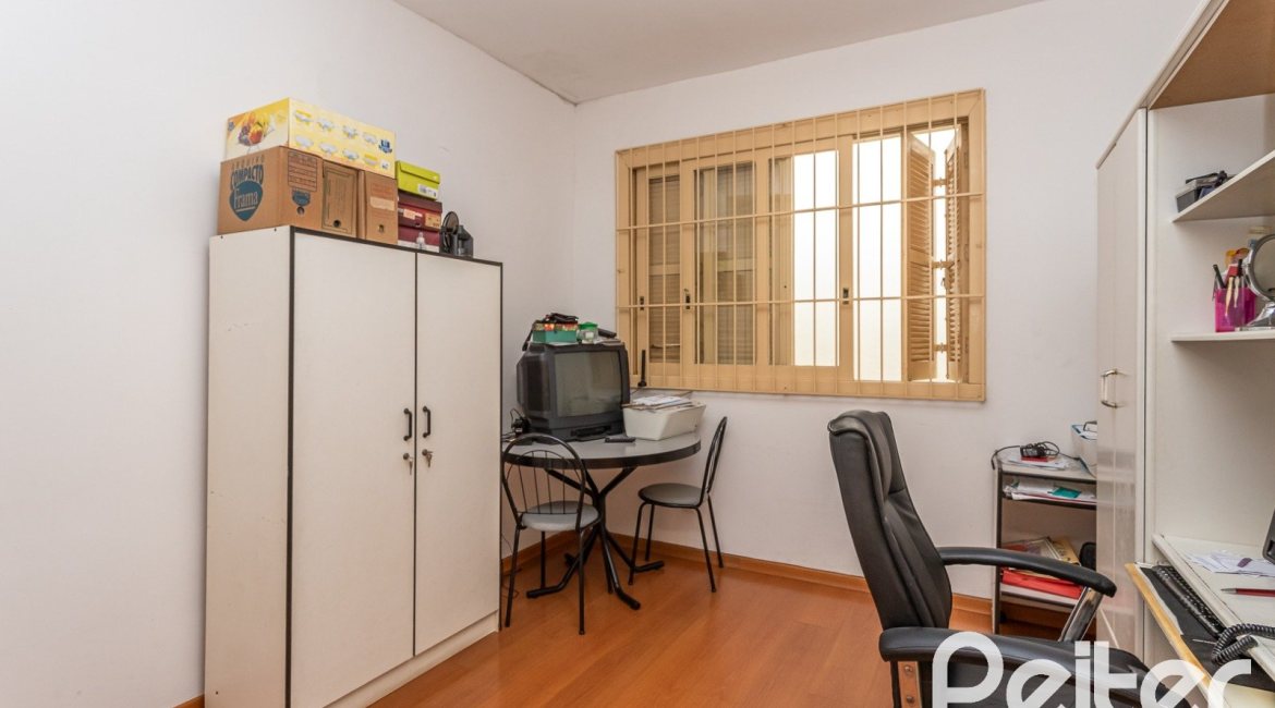 Casa à venda com 238m², 4 dormitórios, 1 suíte, 2 vagas, no bairro Ipanema em Porto Alegre