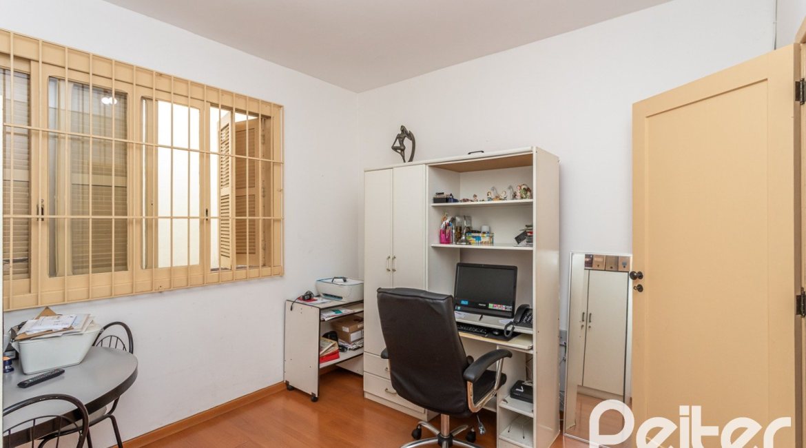 Casa à venda com 238m², 4 dormitórios, 1 suíte, 2 vagas, no bairro Ipanema em Porto Alegre