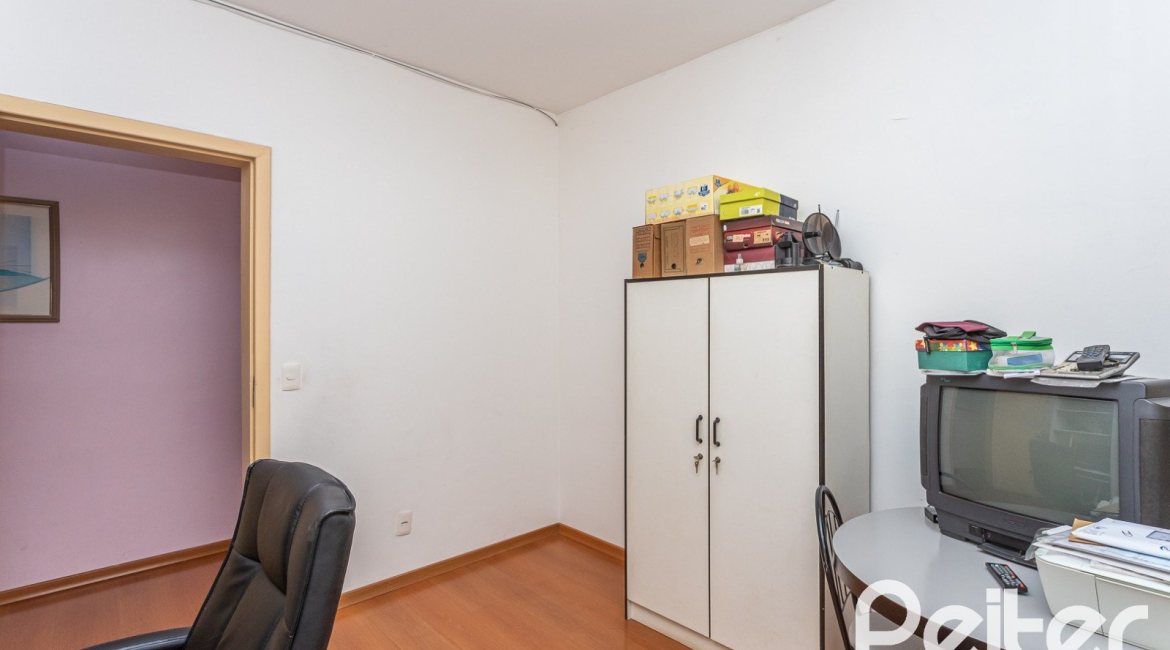 Casa à venda com 238m², 4 dormitórios, 1 suíte, 2 vagas, no bairro Ipanema em Porto Alegre