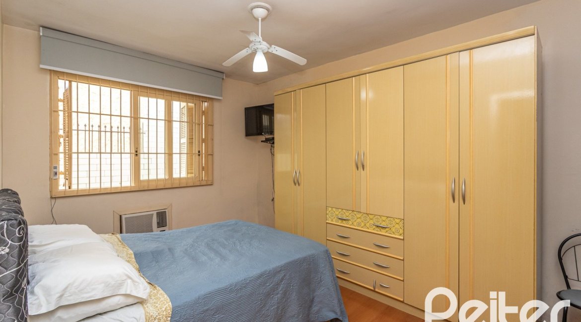 Casa à venda com 238m², 4 dormitórios, 1 suíte, 2 vagas, no bairro Ipanema em Porto Alegre