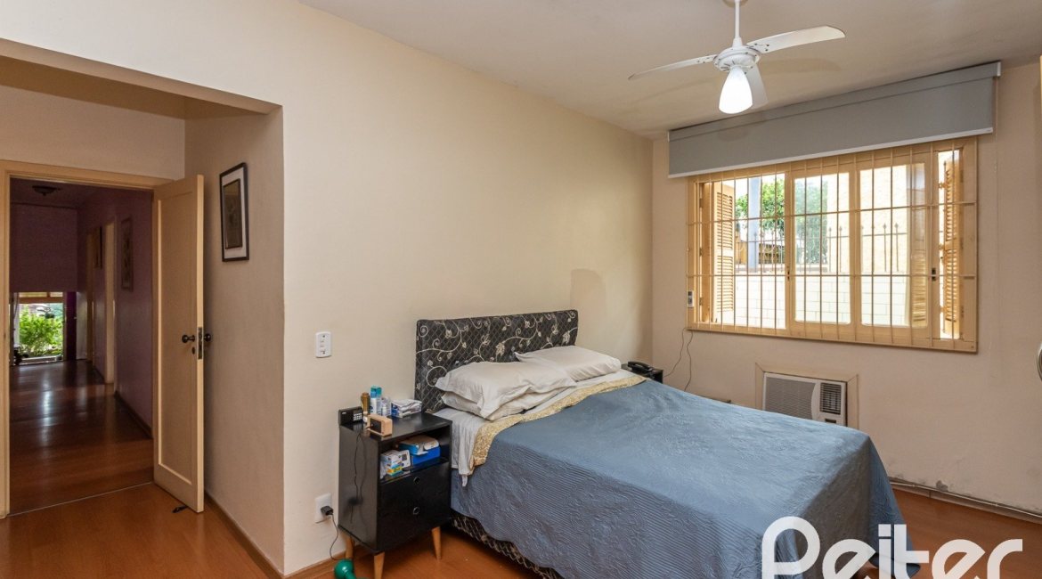 Casa à venda com 238m², 4 dormitórios, 1 suíte, 2 vagas, no bairro Ipanema em Porto Alegre