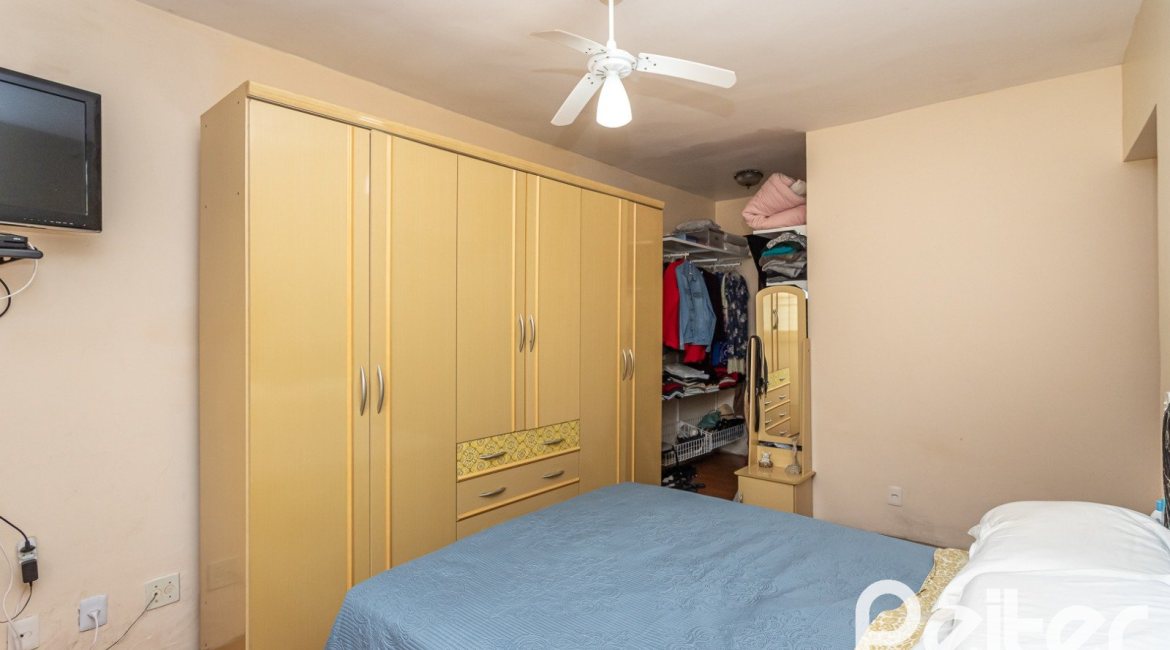 Casa à venda com 238m², 4 dormitórios, 1 suíte, 2 vagas, no bairro Ipanema em Porto Alegre