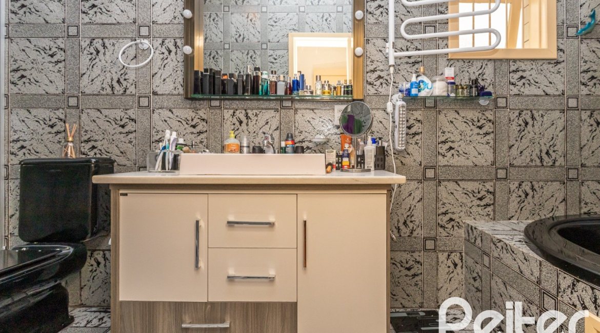 Casa à venda com 238m², 4 dormitórios, 1 suíte, 2 vagas, no bairro Ipanema em Porto Alegre