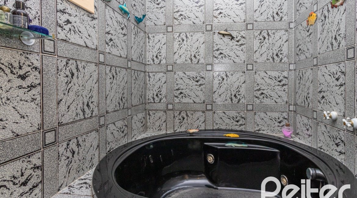 Casa à venda com 238m², 4 dormitórios, 1 suíte, 2 vagas, no bairro Ipanema em Porto Alegre