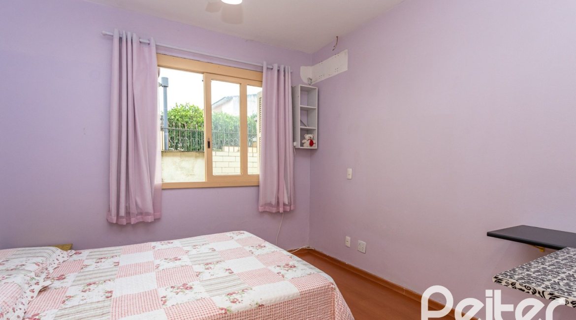 Casa à venda com 238m², 4 dormitórios, 1 suíte, 2 vagas, no bairro Ipanema em Porto Alegre