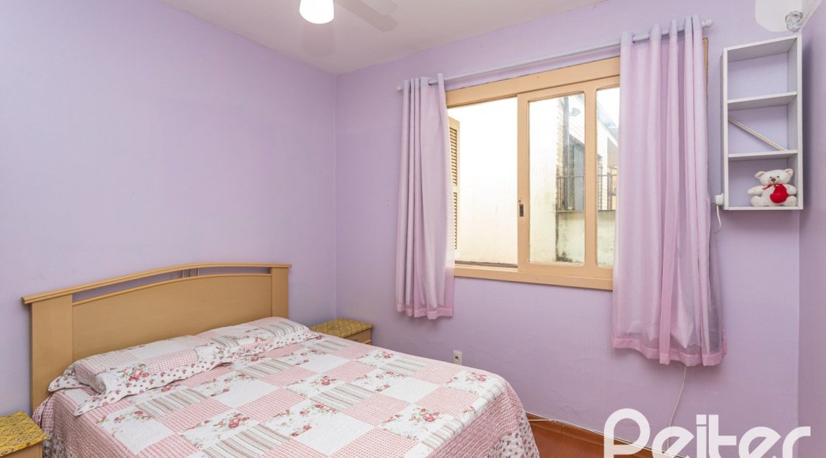 Casa à venda com 238m², 4 dormitórios, 1 suíte, 2 vagas, no bairro Ipanema em Porto Alegre