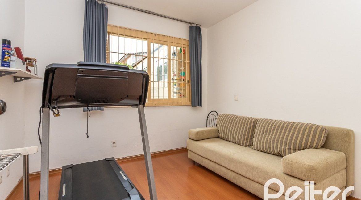 Casa à venda com 238m², 4 dormitórios, 1 suíte, 2 vagas, no bairro Ipanema em Porto Alegre