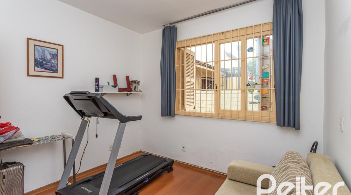 Casa à venda com 238m², 4 dormitórios, 1 suíte, 2 vagas, no bairro Ipanema em Porto Alegre