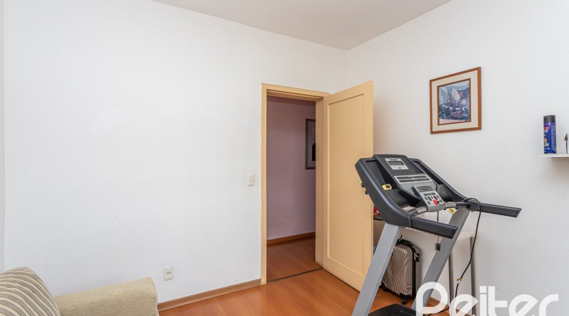 Casa à venda com 238m², 4 dormitórios, 1 suíte, 2 vagas, no bairro Ipanema em Porto Alegre