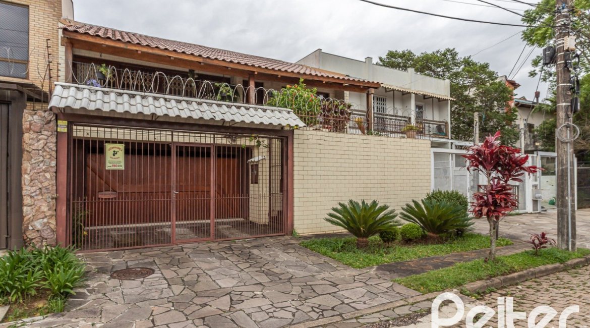 Casa à venda com 238m², 4 dormitórios, 1 suíte, 2 vagas, no bairro Ipanema em Porto Alegre