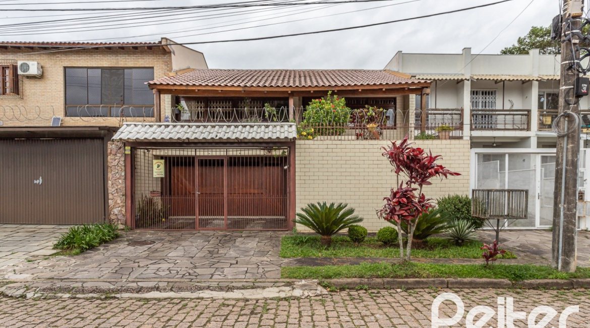 Casa à venda com 238m², 4 dormitórios, 1 suíte, 2 vagas, no bairro Ipanema em Porto Alegre