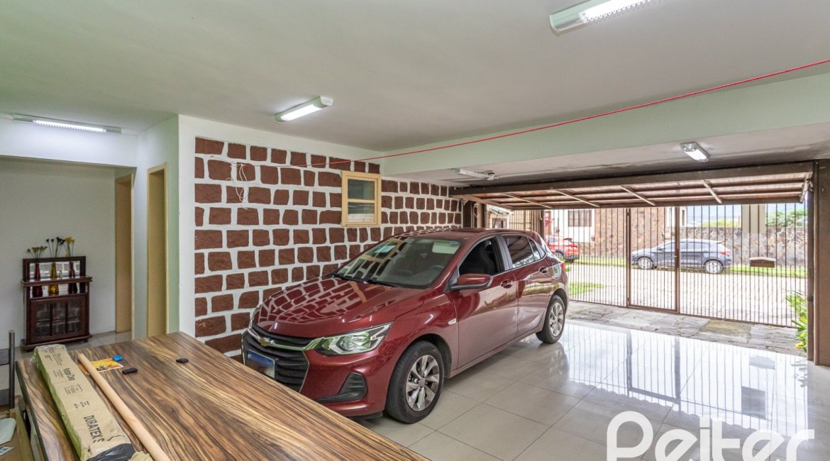 Casa à venda com 238m², 4 dormitórios, 1 suíte, 2 vagas, no bairro Ipanema em Porto Alegre