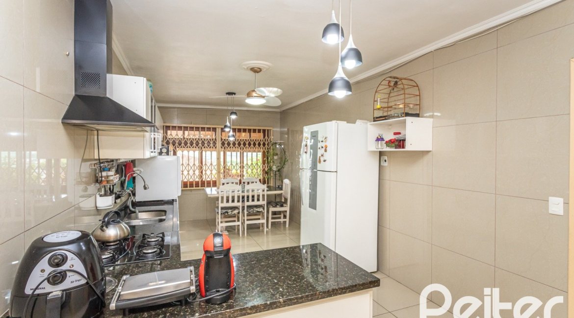 Casa à venda com 238m², 4 dormitórios, 1 suíte, 2 vagas, no bairro Ipanema em Porto Alegre