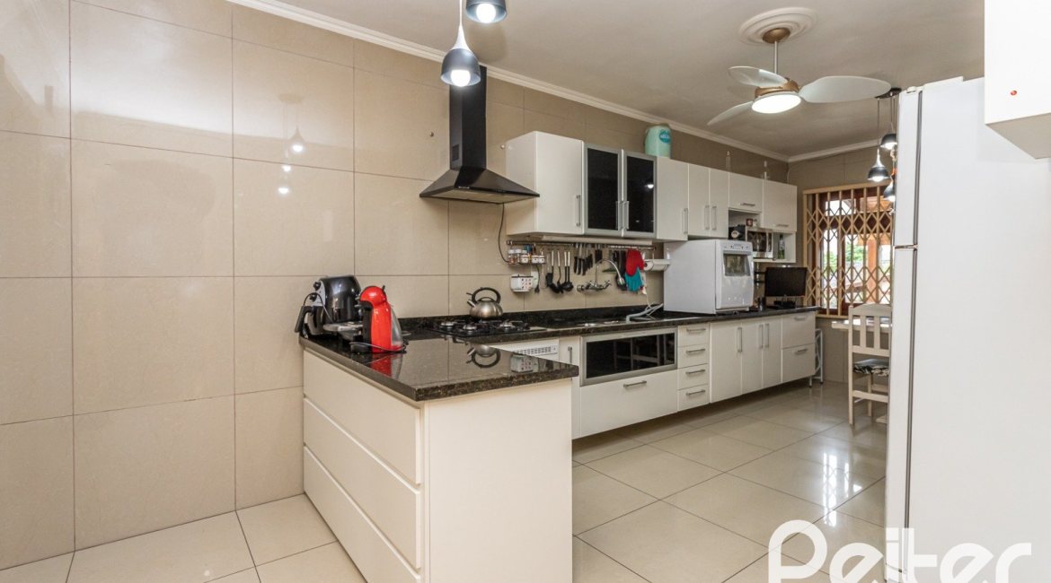 Casa à venda com 238m², 4 dormitórios, 1 suíte, 2 vagas, no bairro Ipanema em Porto Alegre