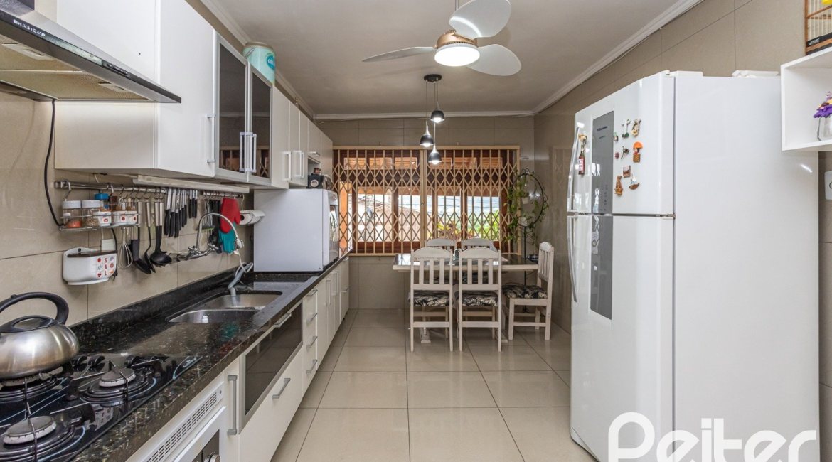 Casa à venda com 238m², 4 dormitórios, 1 suíte, 2 vagas, no bairro Ipanema em Porto Alegre