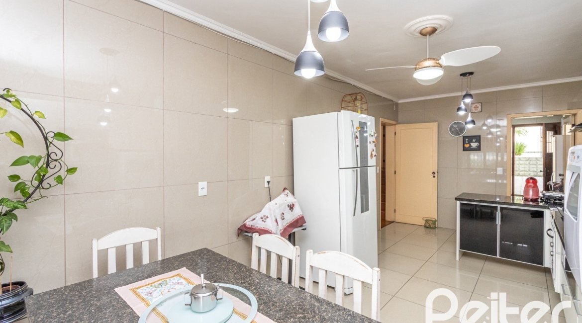 Casa à venda com 238m², 4 dormitórios, 1 suíte, 2 vagas, no bairro Ipanema em Porto Alegre