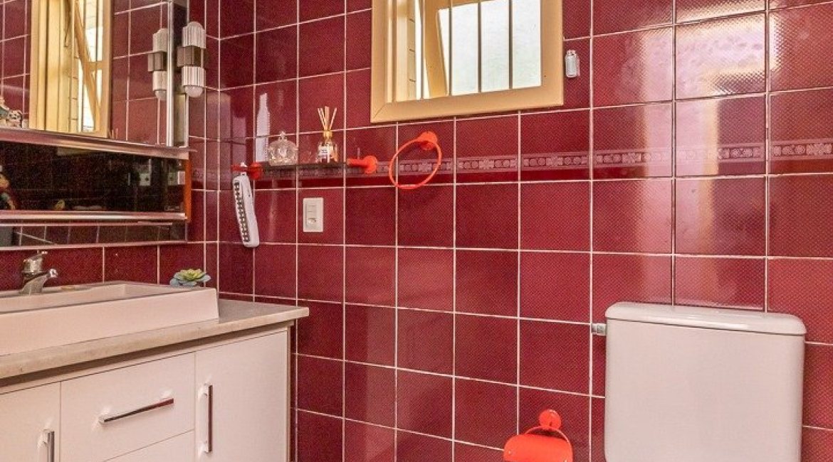 Casa à venda com 238m², 4 dormitórios, 1 suíte, 2 vagas, no bairro Ipanema em Porto Alegre