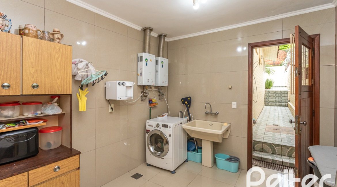 Casa à venda com 238m², 4 dormitórios, 1 suíte, 2 vagas, no bairro Ipanema em Porto Alegre