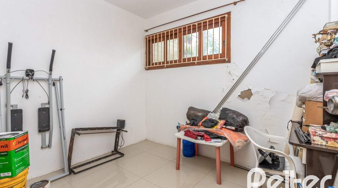 Casa à venda com 238m², 4 dormitórios, 1 suíte, 2 vagas, no bairro Ipanema em Porto Alegre