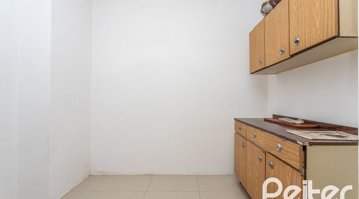 Casa à venda com 238m², 4 dormitórios, 1 suíte, 2 vagas, no bairro Ipanema em Porto Alegre