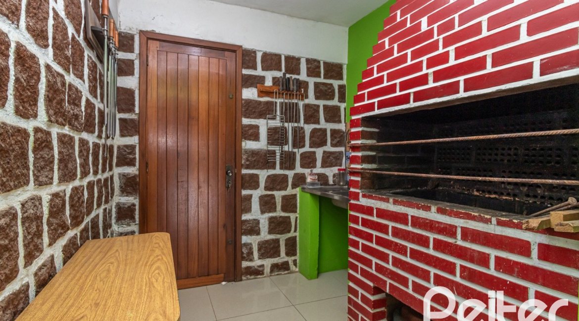 Casa à venda com 238m², 4 dormitórios, 1 suíte, 2 vagas, no bairro Ipanema em Porto Alegre