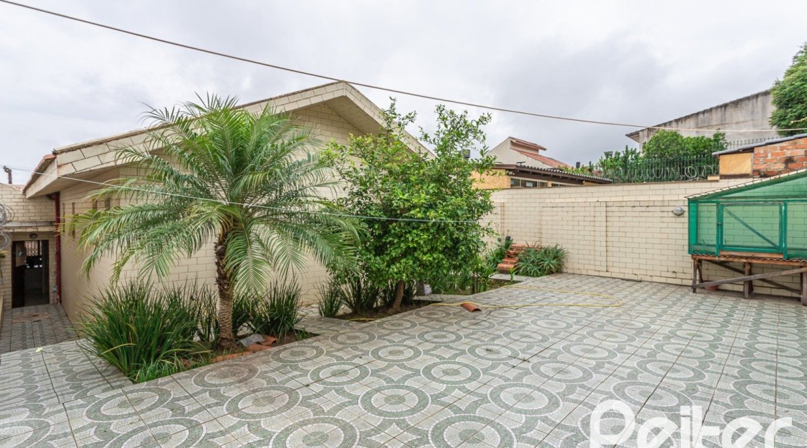 Casa à venda com 238m², 4 dormitórios, 1 suíte, 2 vagas, no bairro Ipanema em Porto Alegre