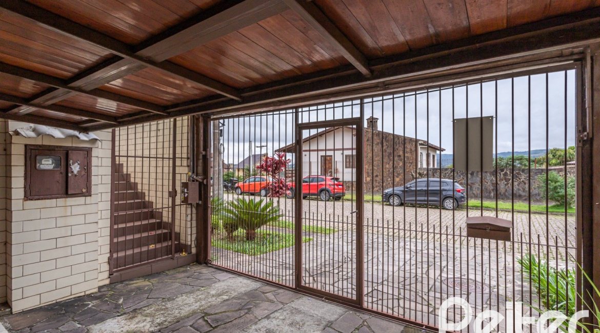 Casa à venda com 238m², 4 dormitórios, 1 suíte, 2 vagas, no bairro Ipanema em Porto Alegre