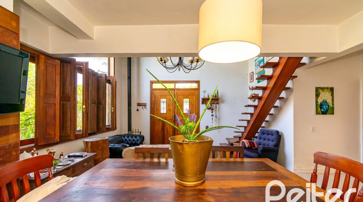 Sítio à venda com 210m², 3 dormitórios, 3 suítes, 3 vagas, no bairro Ponta Grossa em Porto Alegre