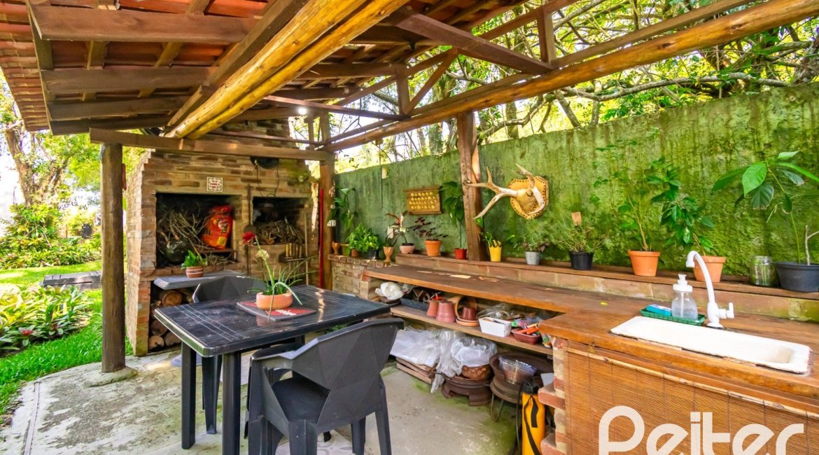 Sítio à venda com 210m², 3 dormitórios, 3 suítes, 3 vagas, no bairro Ponta Grossa em Porto Alegre