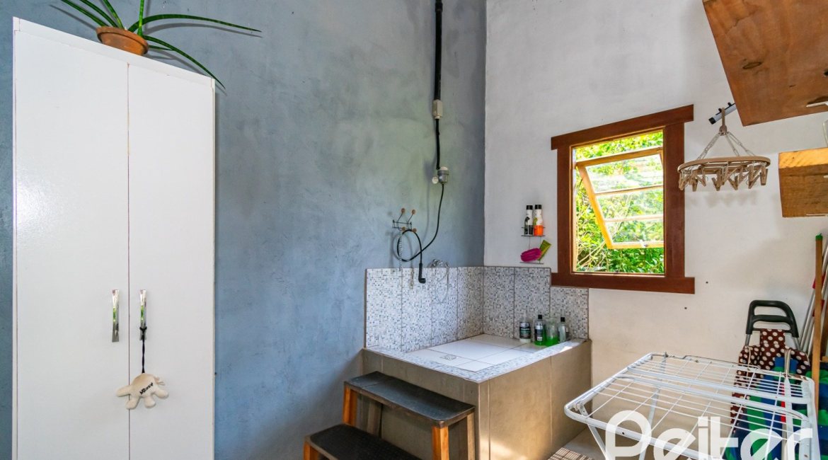 Sítio à venda com 210m², 3 dormitórios, 3 suítes, 3 vagas, no bairro Ponta Grossa em Porto Alegre