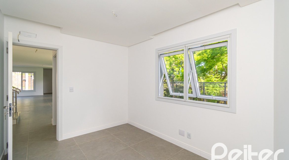 Casa à venda com 210m², 3 dormitórios, 2 suítes, 2 vagas, no bairro Jardim Isabel em Porto Alegre