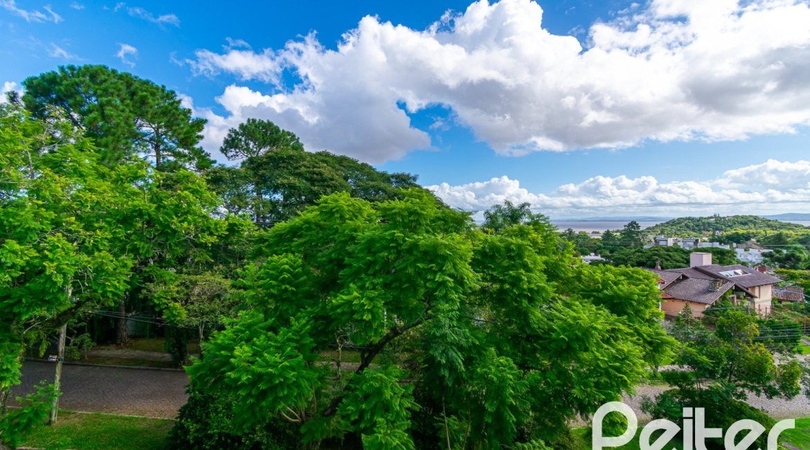 Casa à venda com 210m², 3 dormitórios, 2 suítes, 2 vagas, no bairro Jardim Isabel em Porto Alegre