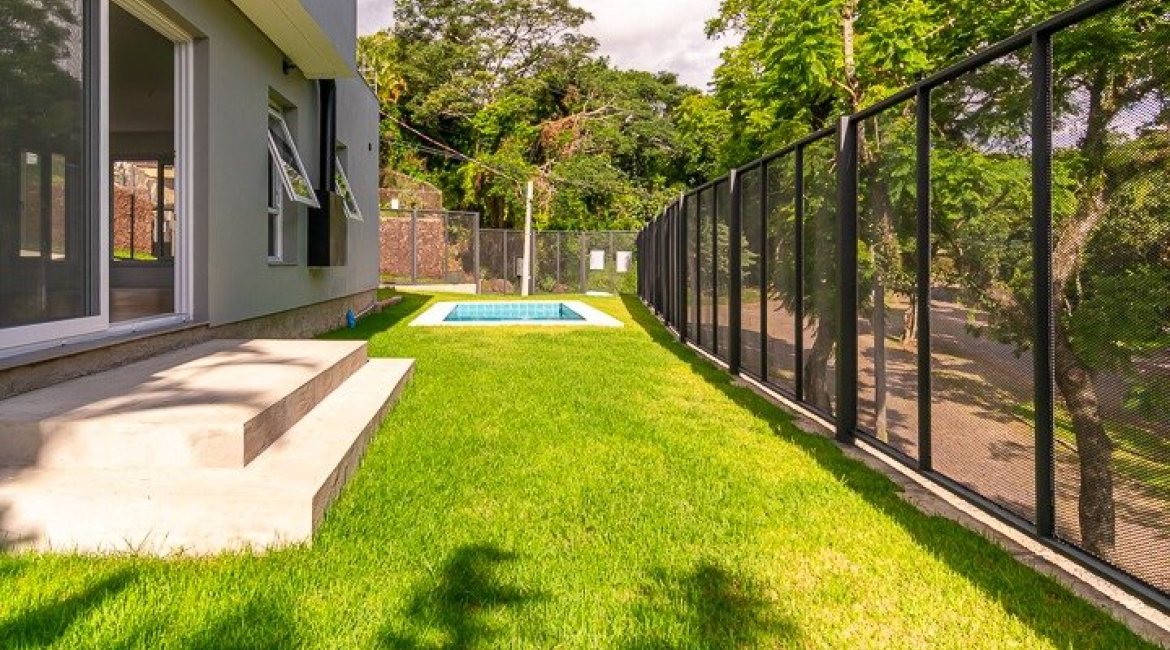Casa à venda com 210m², 3 dormitórios, 2 suítes, 2 vagas, no bairro Jardim Isabel em Porto Alegre