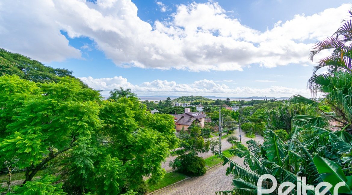 Casa à venda com 210m², 3 dormitórios, 2 suítes, 2 vagas, no bairro Jardim Isabel em Porto Alegre