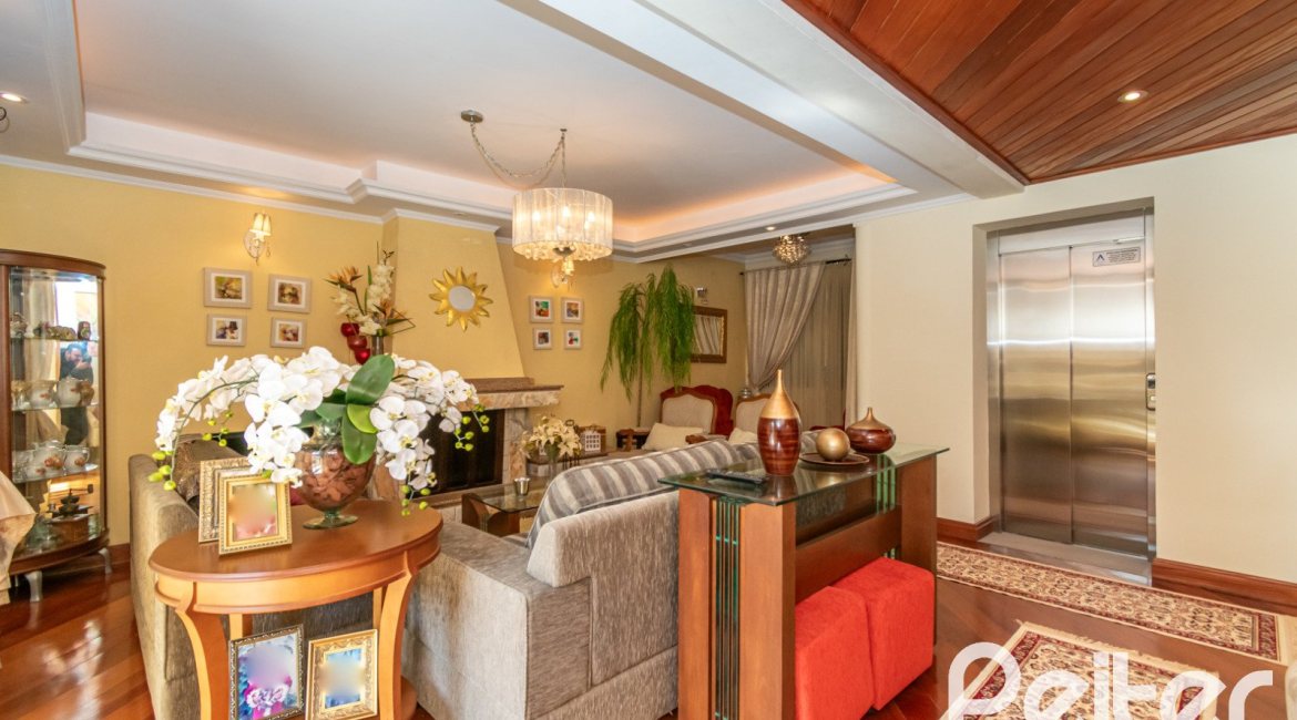 Casa à venda com 321m², 4 dormitórios, 1 suíte, 4 vagas, no bairro Vila Assunção em Porto Alegre