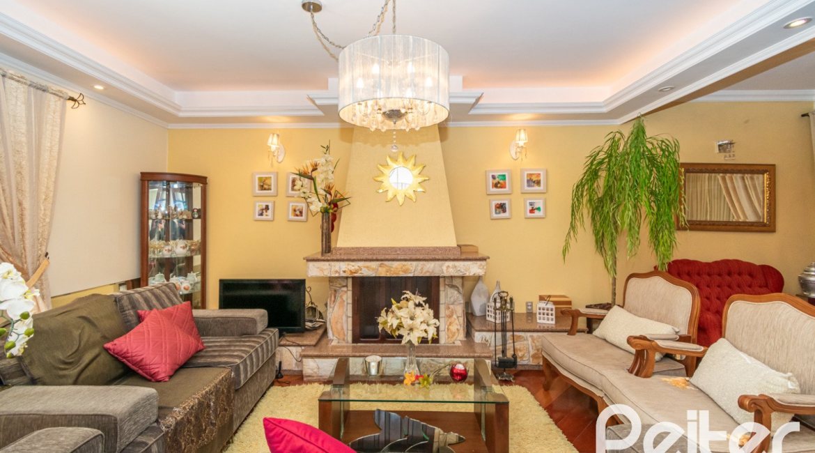 Casa à venda com 321m², 4 dormitórios, 1 suíte, 4 vagas, no bairro Vila Assunção em Porto Alegre